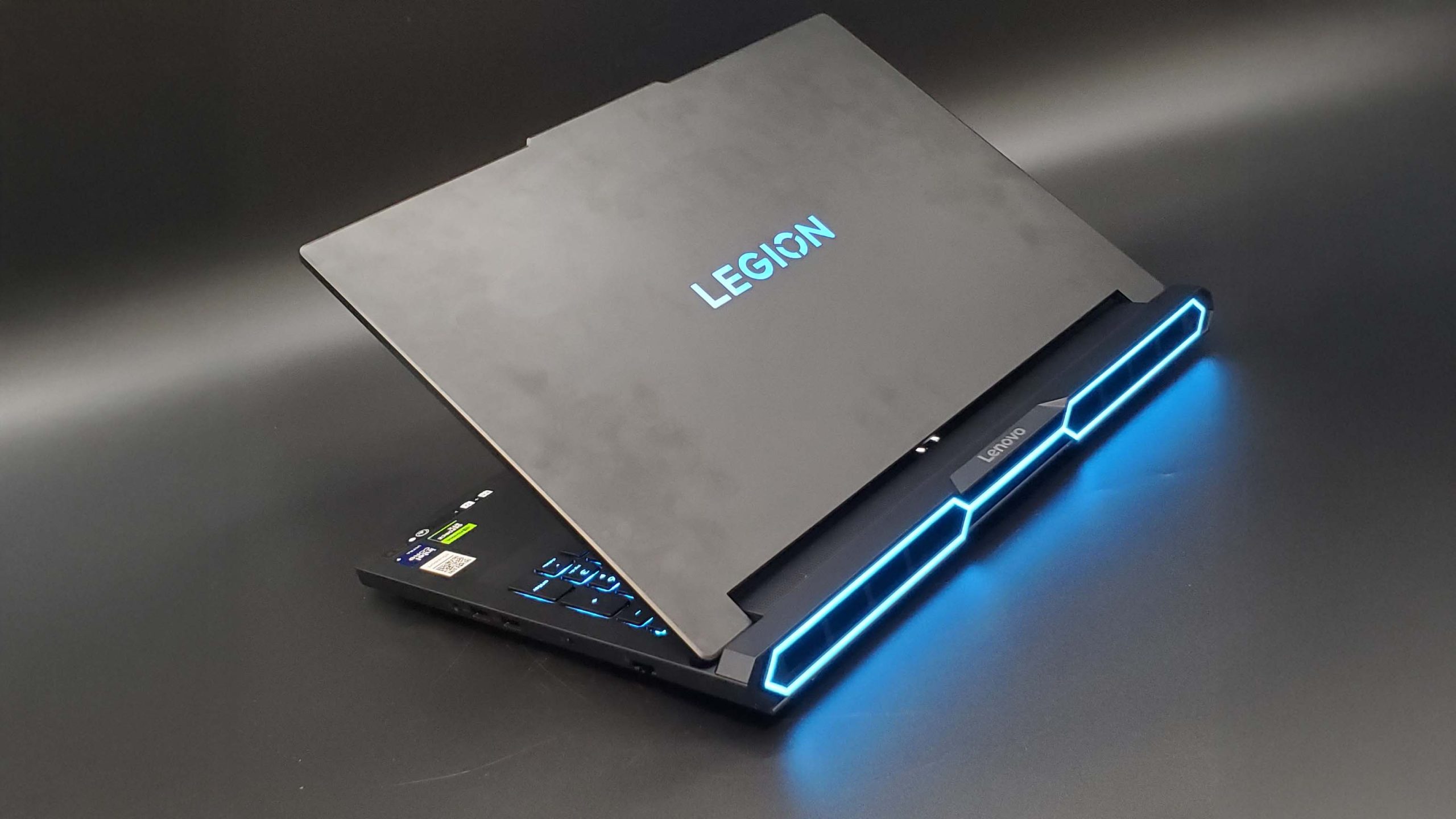 Lenovo Legion Pro 7i Gen 10 Unggulkan Intel Core Ultra HX