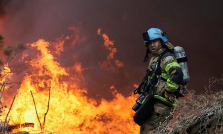 Guryong Village Terbakar, Helikopter Gagal Padamkan Api Seoul