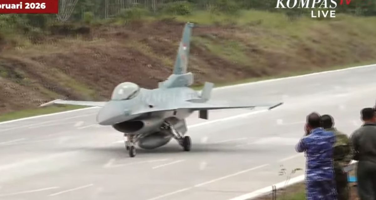 Momen Langka: Jet Tempur F-16 TNI AU “Jajal” Aspal Tol