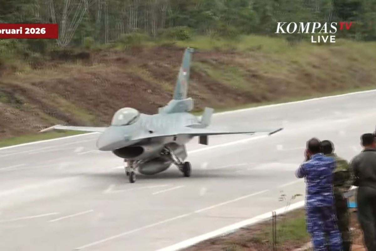 Momen Langka: Jet Tempur F-16 TNI AU "Jajal" Aspal Tol