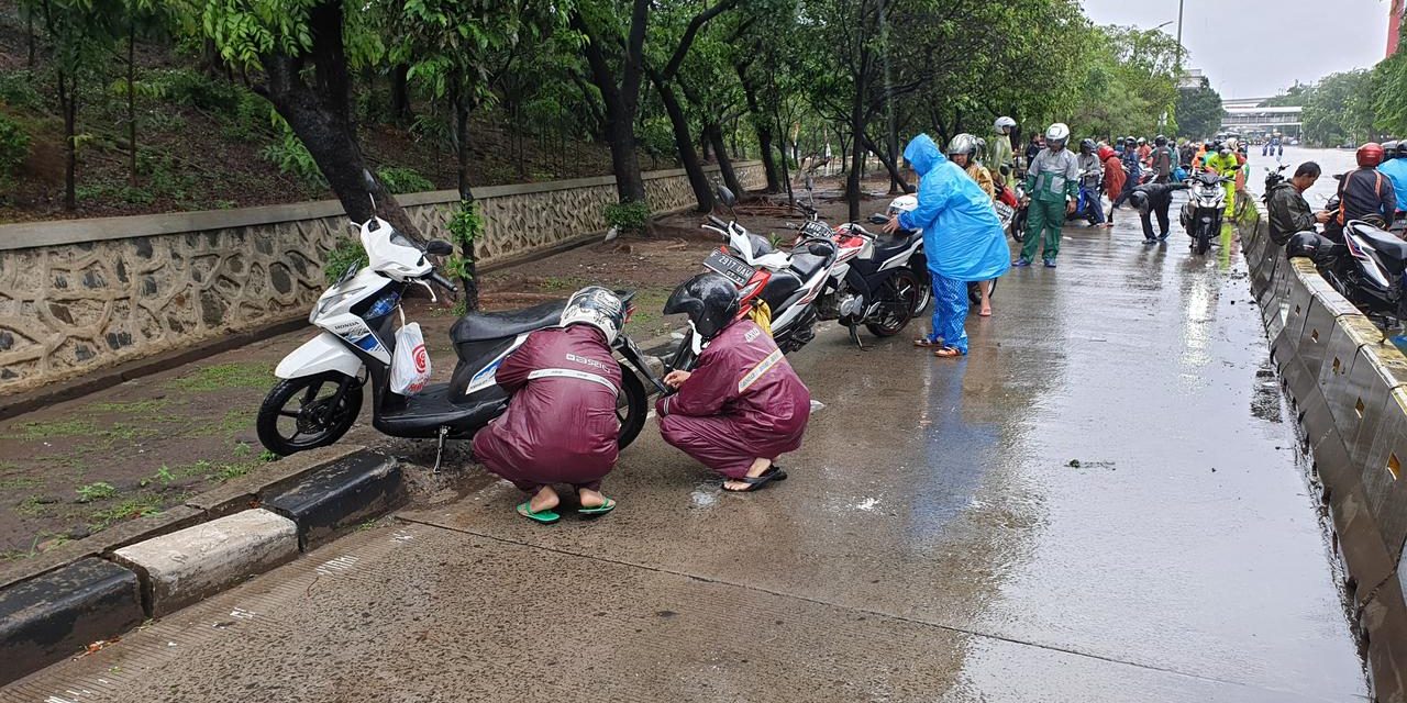 Awas Terjang Hujan! Siapkan Ini Biar Gak Mogok Di Jalan