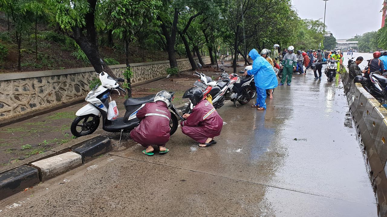 Awas Terjang Hujan! Siapkan Ini Biar Gak Mogok Di Jalan
