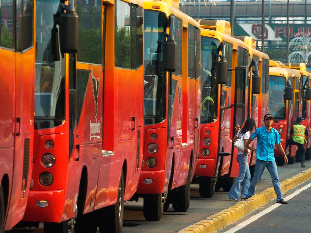 Dulu Di Cibir, Kini Jadi Andalan: 22 Tahun Transjakarta