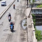 3 Bahaya Tersembunyi Sering Lewat Jalan Rusak