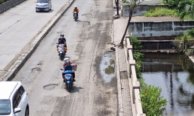 3 Bahaya Tersembunyi Sering Lewat Jalan Rusak