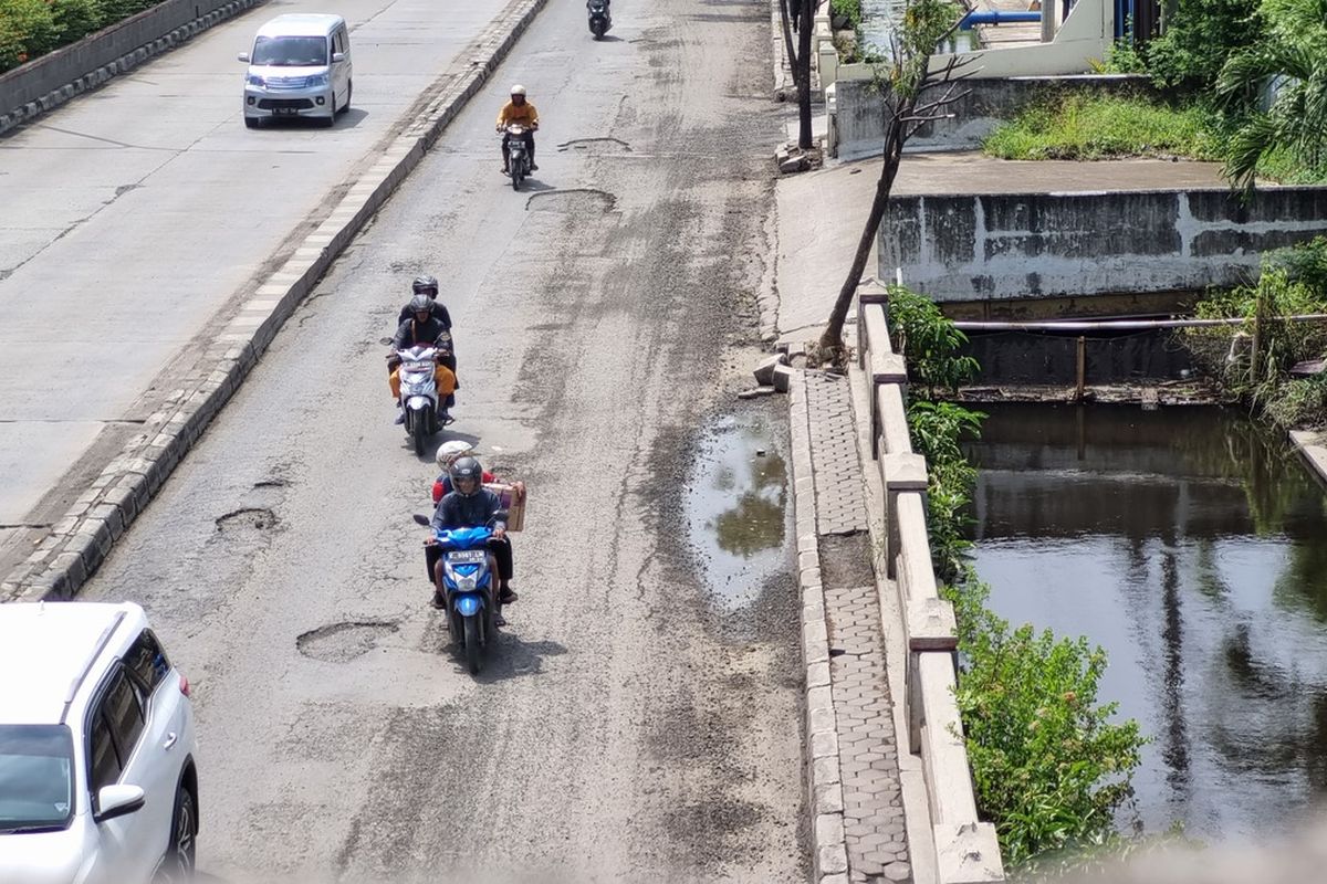 3 Bahaya Tersembunyi Sering Lewat Jalan Rusak