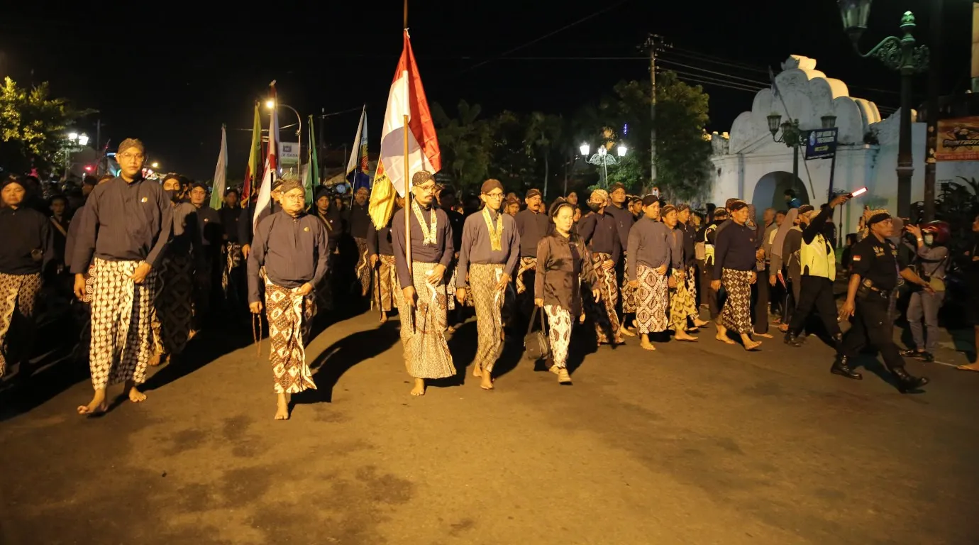 Mubeng Beteng: Ritual Sunyi Tengah Malam Jogja