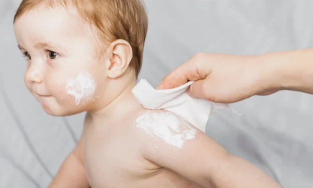 Tips Atasi Biang Keringat Si Kecil Dengan Bedak Ini
