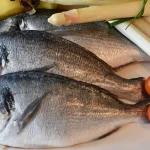 Cara Cepat Bersihkan Sisik Ikan Keras