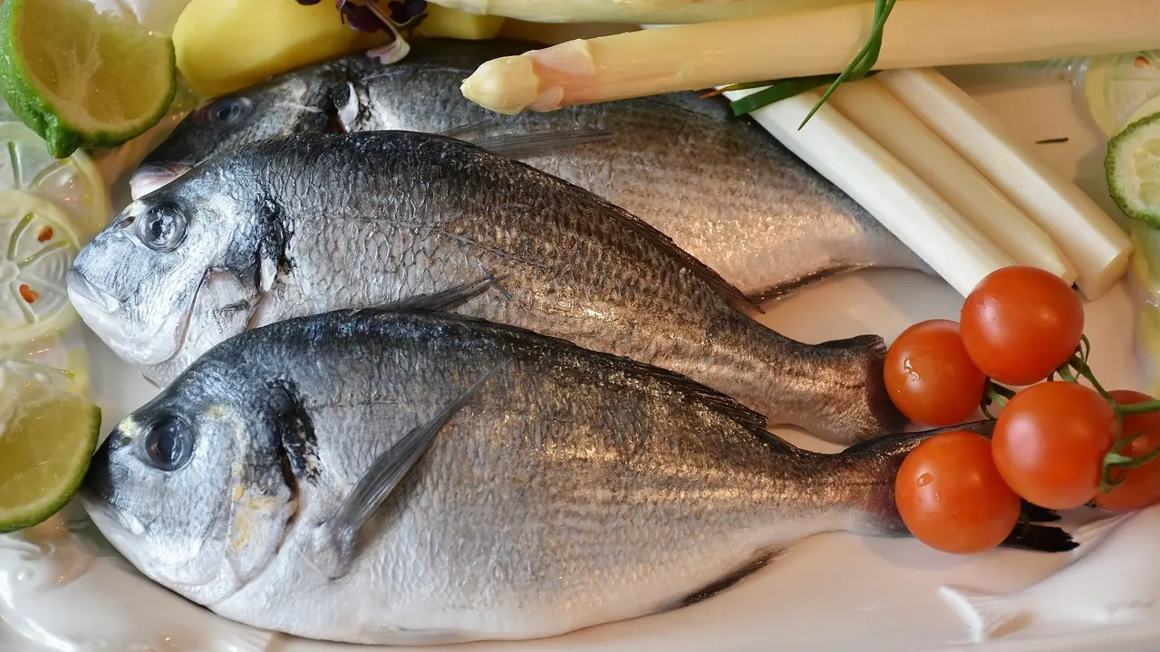 Cara Cepat Bersihkan Sisik Ikan Keras