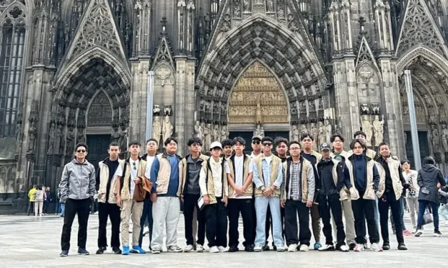 Study Tour Paris Al Azhar Karangpandan Bikin Geger!