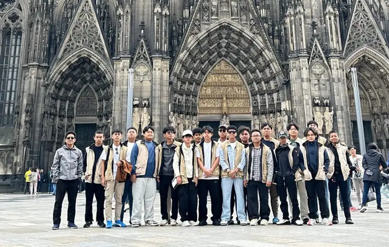 Study Tour Paris Al Azhar Karangpandan Bikin Geger!